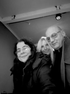 Perspektive Lesung in Köln Aufnahme der Autoren Lütfiye Güzel, Silke Vogten und Ralf. B Korte bei einer Lesung des Magazins Persoektive in Köln. Da Foto zeigt sie in entspannter, freundlicher Stimmung. Ideal für Blogbeiträge über Kultur, Literatur oder Events in der Kölner Szene.